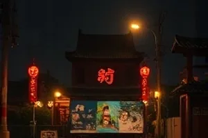 春日缓行剧照，窗台边一盆刚抽芽的绿植与半开的窗
